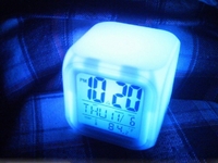 Réveil / calendrier / thermomètre - Digital - Cube Led - 6 Couleurs